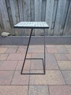 Vierkant bijzettafeltje met grijs wit mozaïek blad, Minder dan 55 cm, Metaal of Aluminium, Vierkant, Zo goed als nieuw