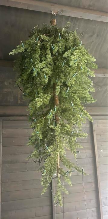 Hangende kerstboom beschikbaar voor biedingen