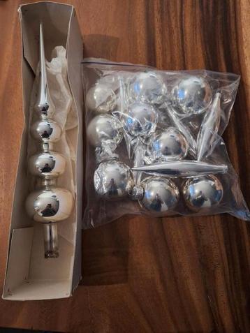 Mooie oude piek en zilveren kerstballen en pegels. beschikbaar voor biedingen