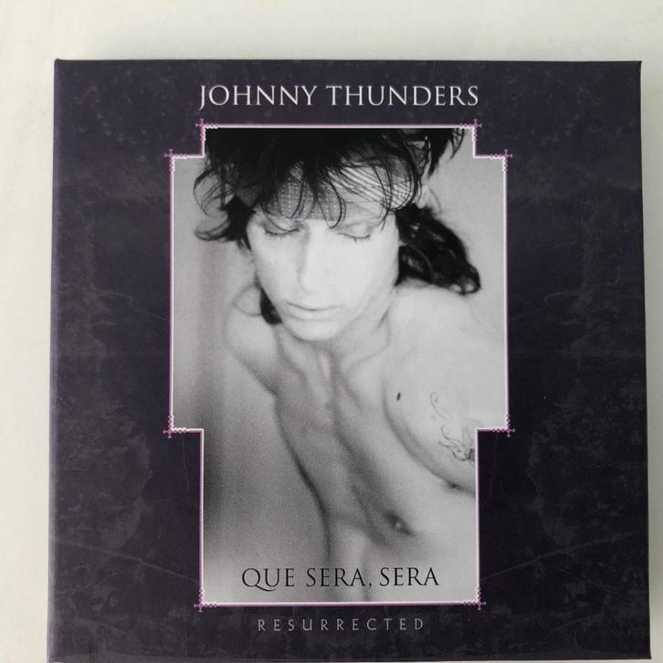 johnny thunders - que sera resurrected (3cd box, nieuw), Cd's en Dvd's, Cd's | Rock, Zo goed als nieuw, Poprock, Ophalen of Verzenden