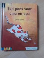 EEN POES VOOR OMA EN OPA  Martine Letterie, Boeken, Ophalen of Verzenden, Gelezen, Sprookjes