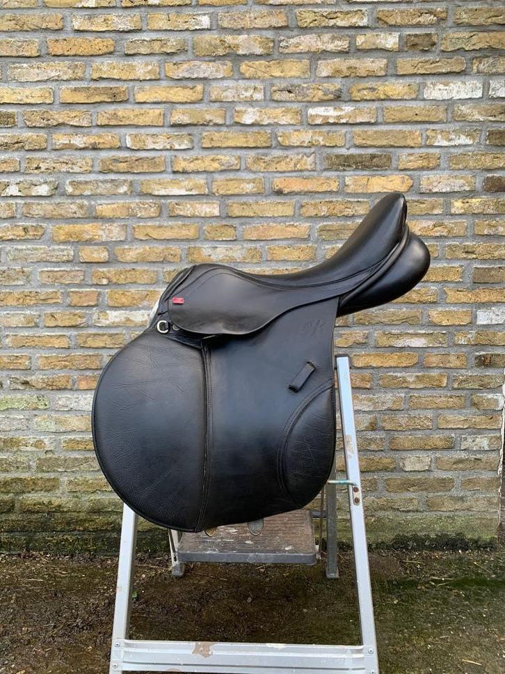 Rossner spring(17 inch)- en veelzijdigheidszadel(16,5 inch), Dieren en Toebehoren, Paarden en Pony's | Zadels, Zo goed als nieuw