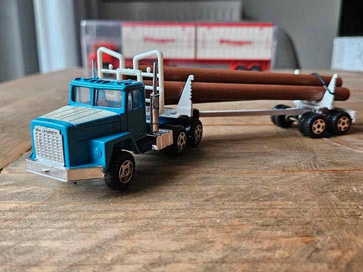 ERTL International truck Boomstammen transport, Hobby en Vrije tijd, Modelauto's | Overige schalen, Zo goed als nieuw, Bus of Vrachtwagen