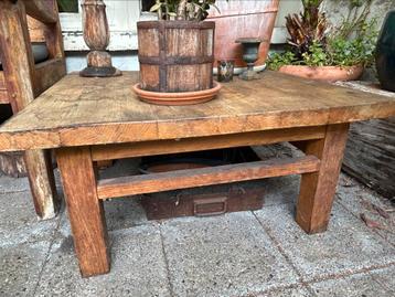 Stevige eikenhouten tafel beschikbaar voor biedingen