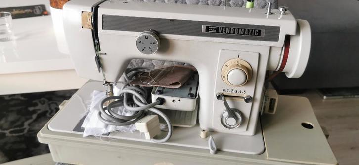 Naaimachine VENDOMATIC werkt goed, Hobby en Vrije tijd, Naaimachines en Toebehoren, Zo goed als nieuw, Naaimachine, Overige merken