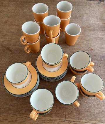 servies: kop en schotels en mokken  beschikbaar voor biedingen