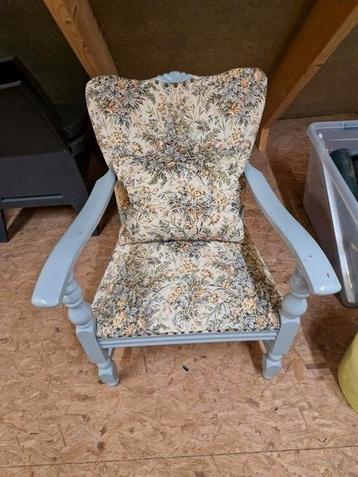 Vintage bloemen fauteuil, onderhouden stoel beschikbaar voor biedingen