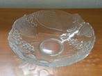 Schaal, glas, met druiventrossen en aardbeien., Ophalen of Verzenden, Overige stijlen, Glas, Schaal of Schalen