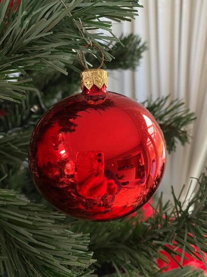 Kerstballen in zilver, rood en brons., Diversen, Kerst, Zo goed als nieuw, Ophalen