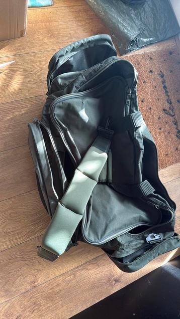 Nash karper tas.  Groot beschikbaar voor biedingen