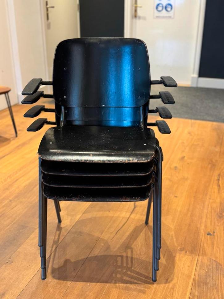 4 Stapelbare schoolstoelen met armleuningen, Huis en Inrichting, Stoelen, Gebruikt, Vier, Hout, Metaal, Zwart, Ophalen