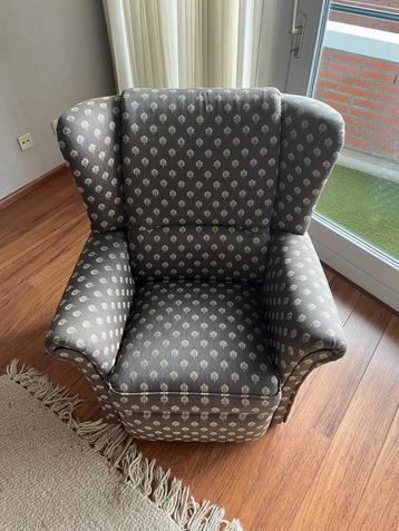 Comfortabele fauteuil met klassieke print beschikbaar voor biedingen