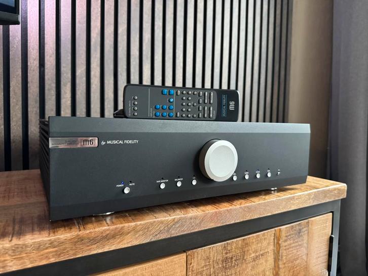 Mooie Musical Fidelity M6I Versterker Zwart, Audio, Tv en Foto, Versterkers en Receivers, Zo goed als nieuw, Stereo, 120 watt of meer