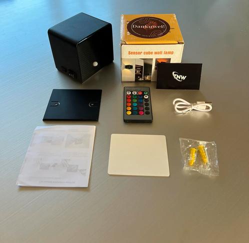 RGB kubus lamp met bewegingsmelder en afstandsbediening, Huis en Inrichting, Lampen | Wandlampen, Nieuw, Ophalen of Verzenden