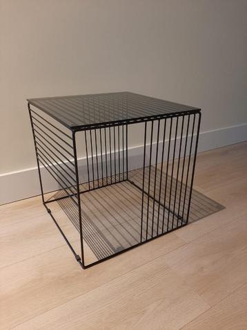 Mid Century Modern design kubus bijzettafel minimalistisch beschikbaar voor biedingen