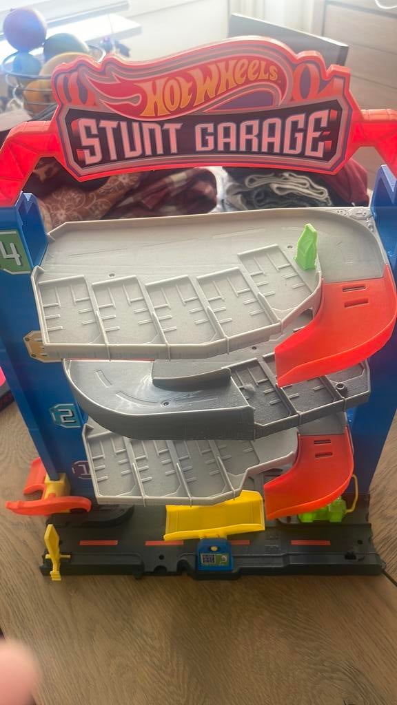 Hotwheels stunt garage, Kinderen en Baby's, Speelgoed | Racebanen, Ophalen, Zo goed als nieuw, Handmatig, Hot Wheels