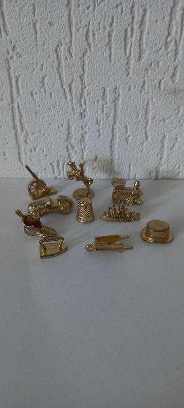 Metalen pionnen en plastic huisjes voor monopoly beschikbaar voor biedingen