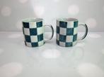 2 mokken/ bekers met oor, blauw-wit geblokt/ dambord motief, Gebruikt, Ophalen of Verzenden, Overige stijlen, Kop(pen) en/of Schotel(s)