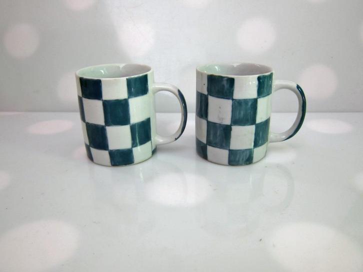2 mokken/ bekers met oor, blauw-wit geblokt/ dambord motief, Huis en Inrichting, Keuken | Servies, Gebruikt, Kop(pen) en/of Schotel(s)