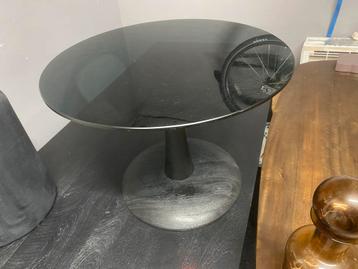 Zwarte bijzettafel met smoke glas blad beschikbaar voor biedingen