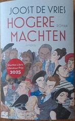 Hogere machten - Joost de Vries, roman, Boeken, Ophalen of Verzenden, Zo goed als nieuw, Nederland