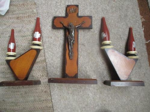 kruisbeeld met kandelaars en houten kaarsen, Antiek en Kunst, Antiek | Religie, Ophalen of Verzenden