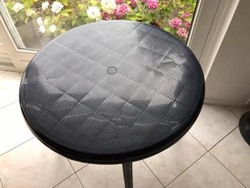 Tafel rond beschikbaar voor biedingen