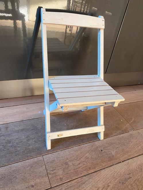 Klein wit houten stoeltje opklapbaar plantentafel pop, Kinderen en Baby's, Kinderkamer | Tafels en Stoelen, Gebruikt, Stoel(en)