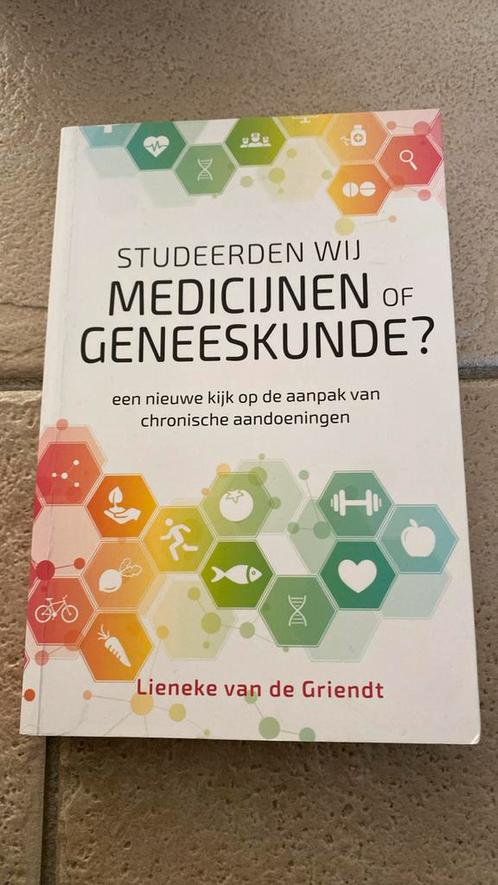 Studeerden wij medicijnen of geneeskunde?, Boeken, Overige Boeken, Zo goed als nieuw, Ophalen