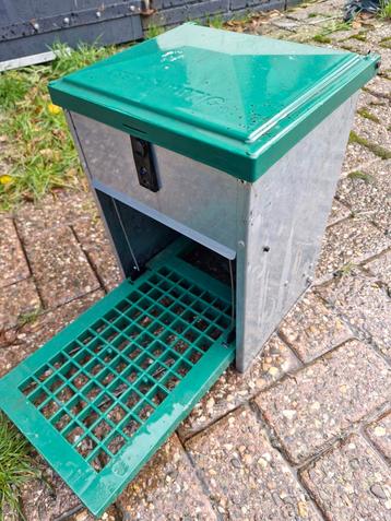 Kippenvoerbak beschikbaar voor biedingen