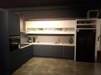 Luxe Fjordblauw (MAT) met wit hoogglans showroomkeuken, Ophalen, Blauw, Nobilia, Inventum, Hoekkeuken