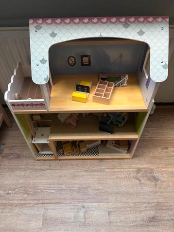 Leuk Poppenhuis met Accessoires beschikbaar voor biedingen