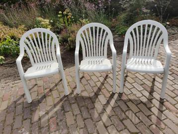 Zes tuinstoelen Merk Grosfillex beschikbaar voor biedingen