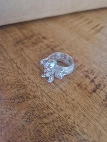 	 Oude, zilveren ring met doodshoofdpoppetje. Maat 19. beschikbaar voor biedingen