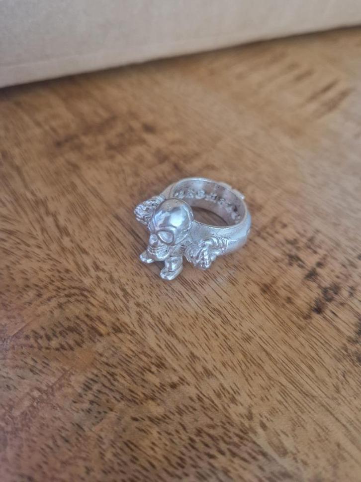 Oude, zilveren ring met doodshoofdpoppetje. Maat 19., Sieraden, Tassen en Uiterlijk, Antieke sieraden, Ring, Zilver, Met edelsteen