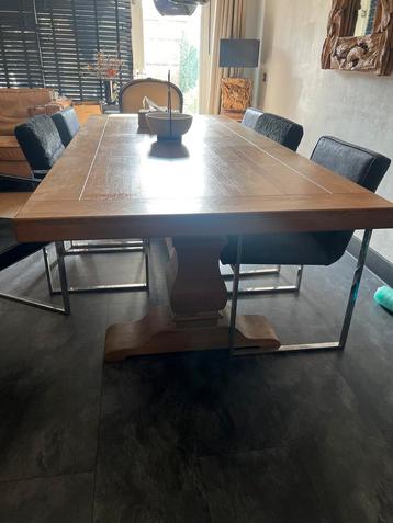 Houten eettafel beschikbaar voor biedingen