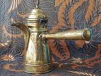 Mooie antieke Arabische koffiepot van bewerkt koper 23,8 cm.