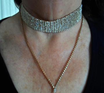 Halssieraad met strass steentjes. Goudkleurig. Chokerstijl. beschikbaar voor biedingen