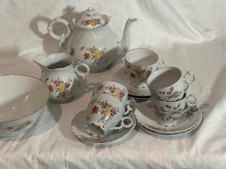 Hongaars Servies met Bloemmotief, Antiek en Kunst, Antiek | Porselein, Ophalen of Verzenden