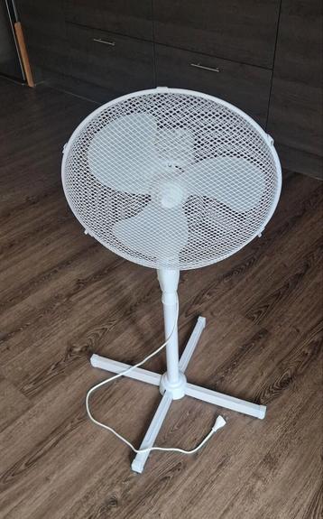 Staande ventilator.  beschikbaar voor biedingen