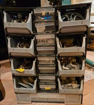 Opbergkastje gevuld met ijzerwaren (1) beschikbaar voor biedingen