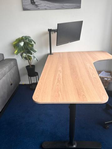 Complete kantoorinrichting: 2 bureaus + 3 bureaustoelen 