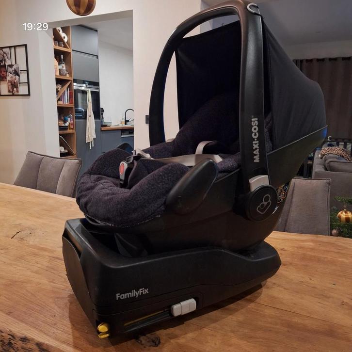 Maxi Cosi Pebble inclusief FamilyFix, Kinderen en Baby's, Autostoeltjes, Gebruikt, Maxi-Cosi, 0 t/m 13 kg, Isofix, Ophalen