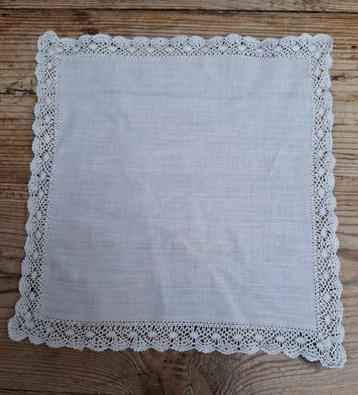 Wit Frans brocante zakdoekje met fijn gekantklost randje beschikbaar voor biedingen
