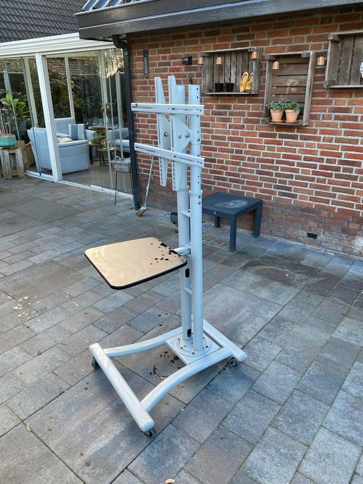 Newstar Mobiele TV Steun - In Hoogte Verstelbaar, Audio, Tv en Foto, Televisiebeugels, Gebruikt, Ophalen