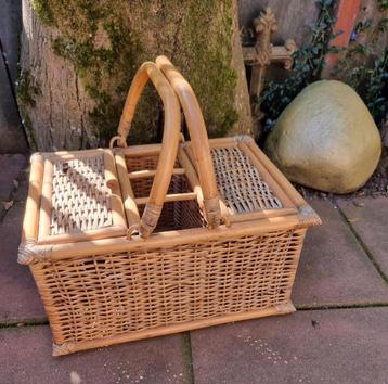 Vintage rieten bamboe picknickmand flessenrek retro brocante beschikbaar voor biedingen