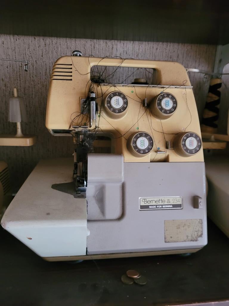 2 lockmachines bernina bernette 234, Hobby en Vrije tijd, Naaimachines en Toebehoren, Gebruikt, Lockmachine, Bernina, Ophalen of Verzenden