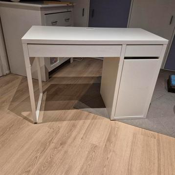 Bureau Micke van de Ikea beschikbaar voor biedingen
