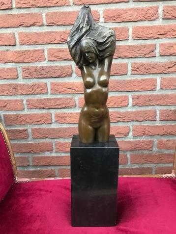 zich ontkledende jongedame, brons en marmer, groot beeld beschikbaar voor biedingen