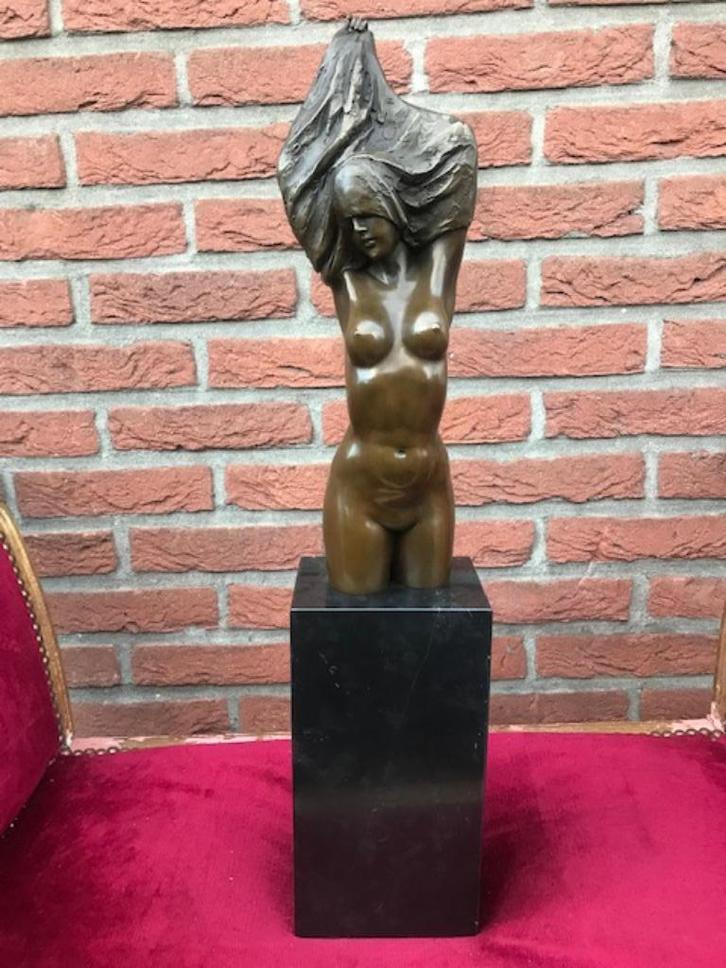 zich ontkledende jongedame, brons en marmer, groot beeld, Antiek en Kunst, Kunst | Beelden en Houtsnijwerken, Ophalen of Verzenden